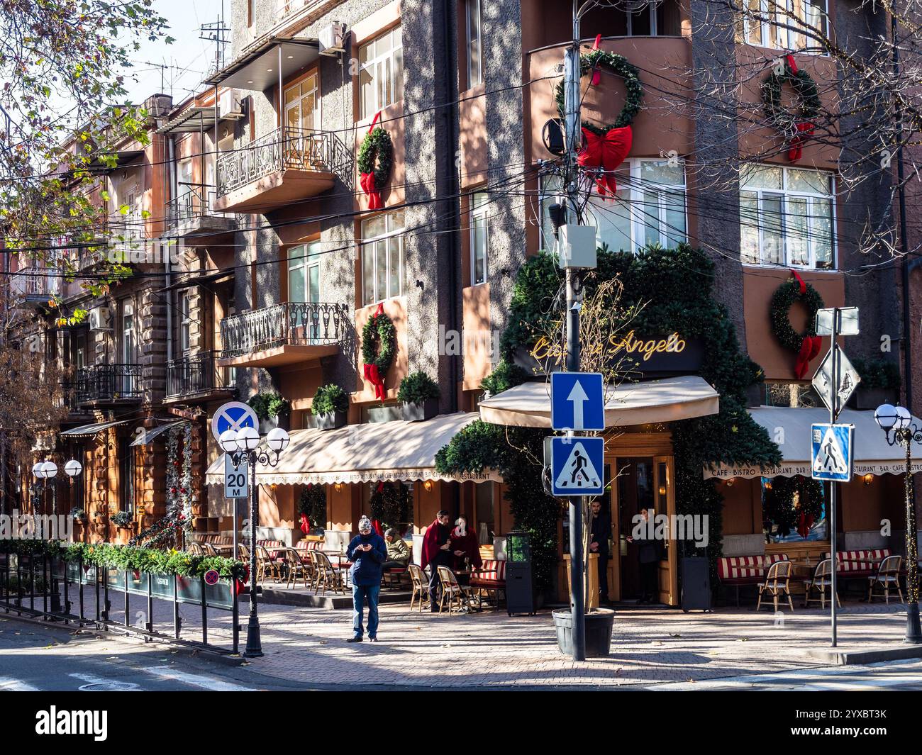 Erevan, Armenia - 15 dicembre 2024: Appartamento decorato con ghirlande natalizie nella città di Erevan nelle soleggiate giornate invernali Foto Stock