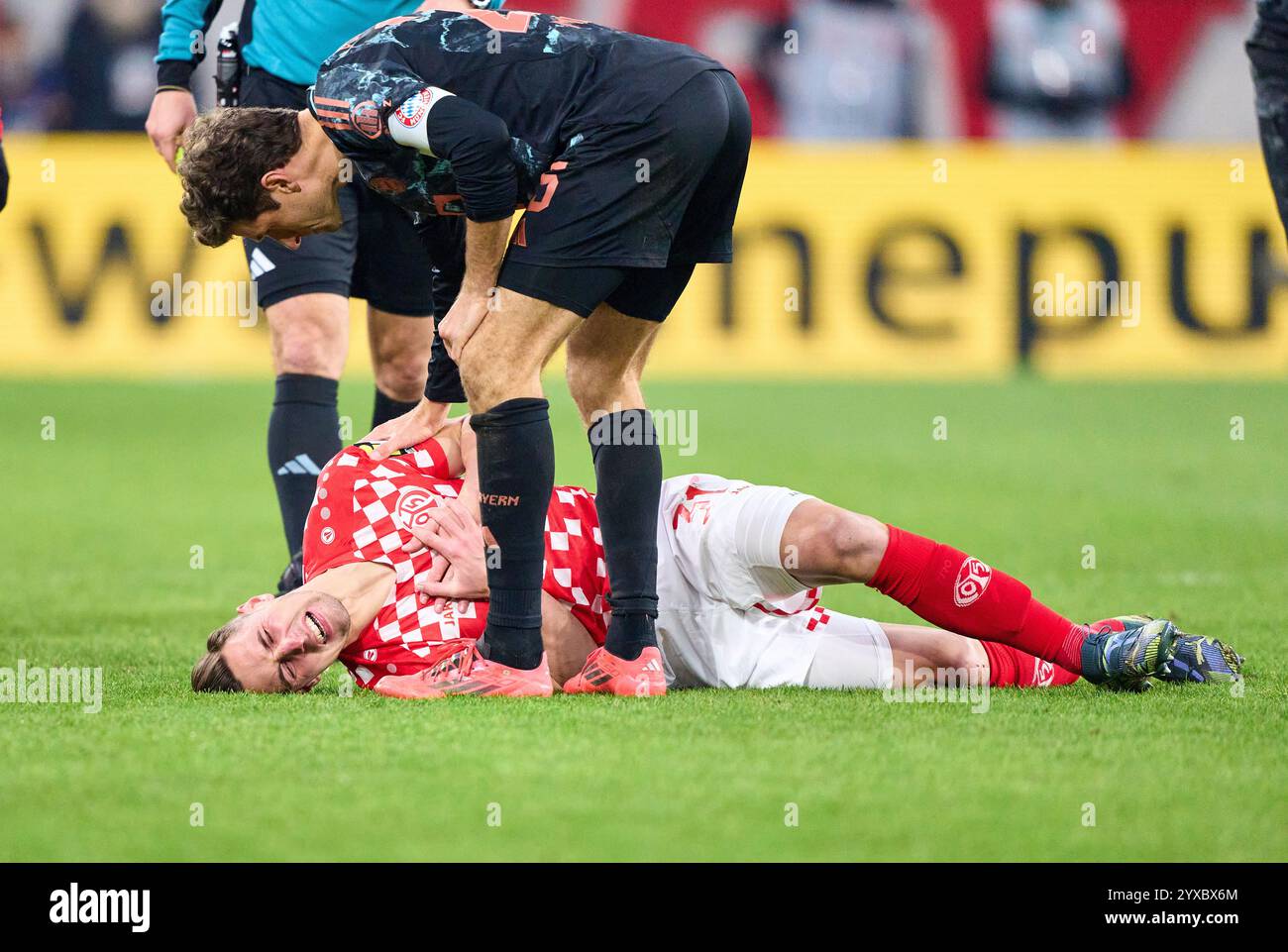 Dominik Kohr, MZ 31 , Thomas MUELLER, Müller, FCB 25 nella partita FSV MAINZ 05 - FC BAYERN MUENCHEN 2-1 il 14 dicembre 2024 a Magonza, Germania. Stagione 2024/2025, 1.Bundesliga, FCB, München, giorno 14, 14.Spieltag fotografo: Peter Schatz - LE NORMATIVE DFL VIETANO QUALSIASI USO DI FOTOGRAFIE come SEQUENZE DI IMMAGINI e/o QUASI-VIDEO - Foto Stock