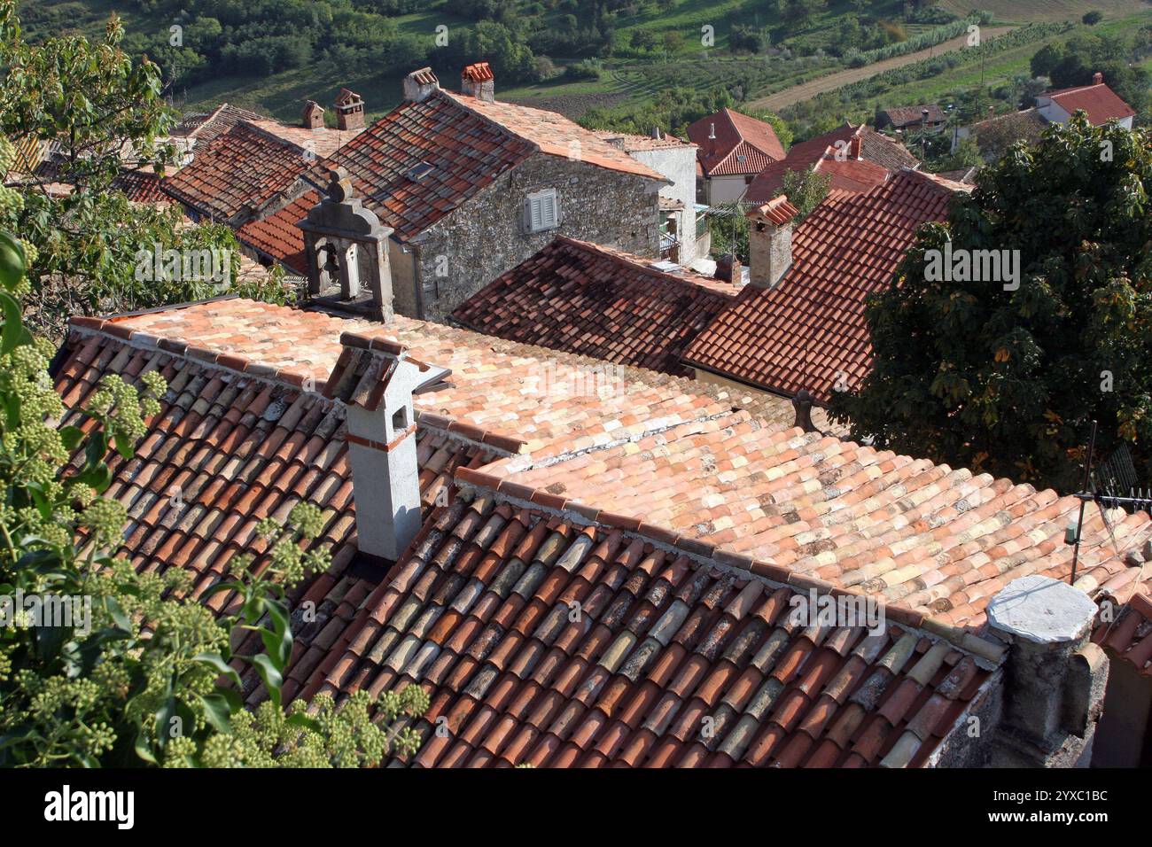 Tetto delle case nella piccola città di Motovun, Istria, Croazia Foto Stock