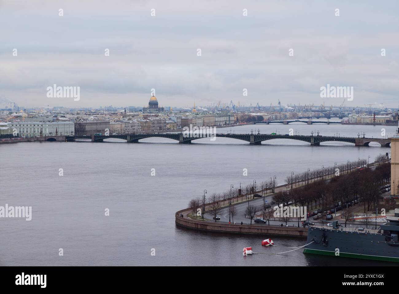 San Pietroburgo ha uno splendido paesaggio urbano, con il suo bellissimo fiume e i ponti impressionanti Foto Stock