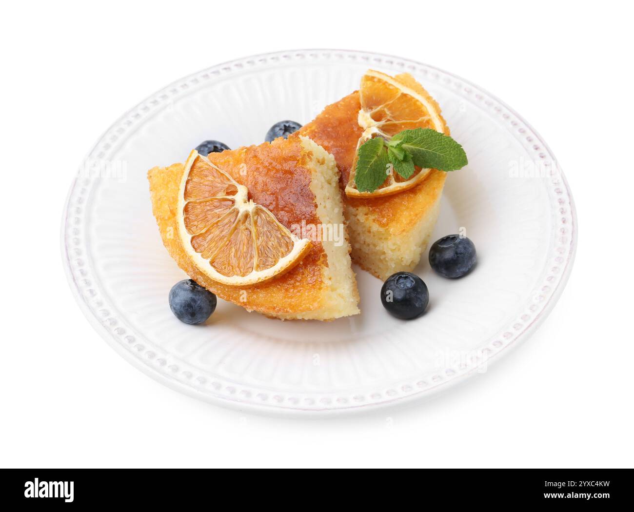 Fette di deliziosa torta di semola con mirtilli e fette di arancia isolate su bianco Foto Stock