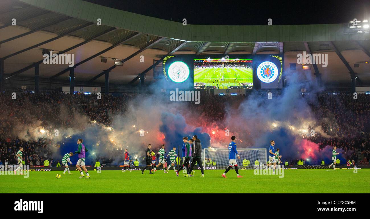 Hampden Park, Glasgow, Regno Unito. 15 dicembre 2024. Finale di calcio della Premier Sports Cup, Celtic contro Rangers; tifosi dei Rangers con pyro mentre le squadre escono per il secondo tempo credito: Action Plus Sports/Alamy Live News Foto Stock