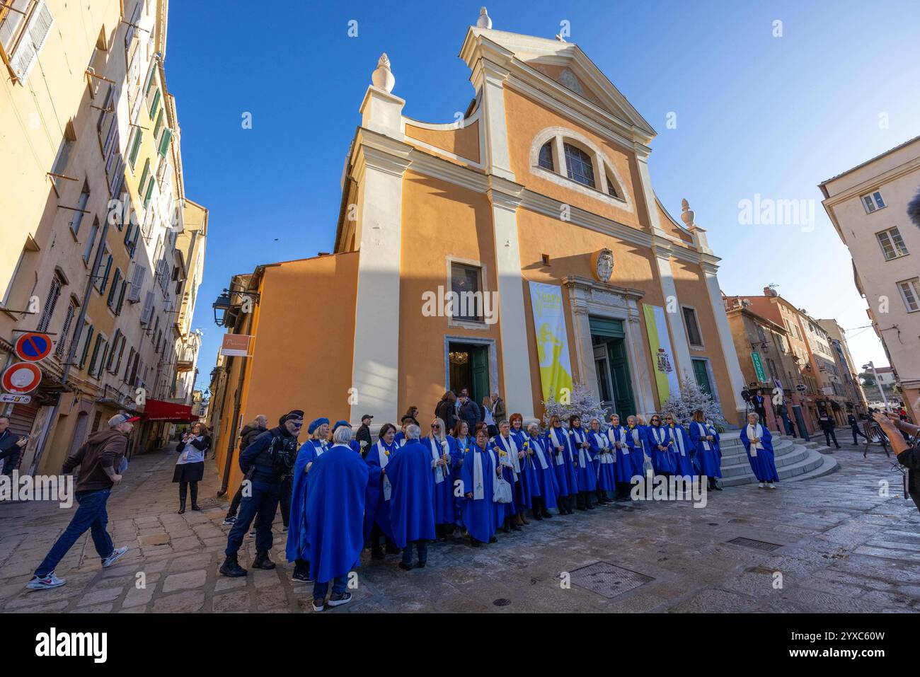 Le Pape Francois est arrivé à la cathédrale Santa Maria Assunta d'Ajaccio où il a été accueilli par des chants corses interprétés par des artistes insulaires avant d'entrer dans l'édifice pour s'adresser au clergé autour de la prière de l'Angelus. (Patrick Fiori, Alizée, Christophe Modoloni, Jean Charles Papi, Francine Massiani). Papa Francesco giunse alla Cattedrale di Santa Maria Assunta ad Ajaccio, dove fu accolto da canti corsi eseguiti da artisti dell'isola, prima di entrare nell'edificio per rivolgersi al clero attorno alla preghiera dell'Angelus . Ajaccio, Corsica, Francia, il 15 dicembre 2024. Phot Foto Stock