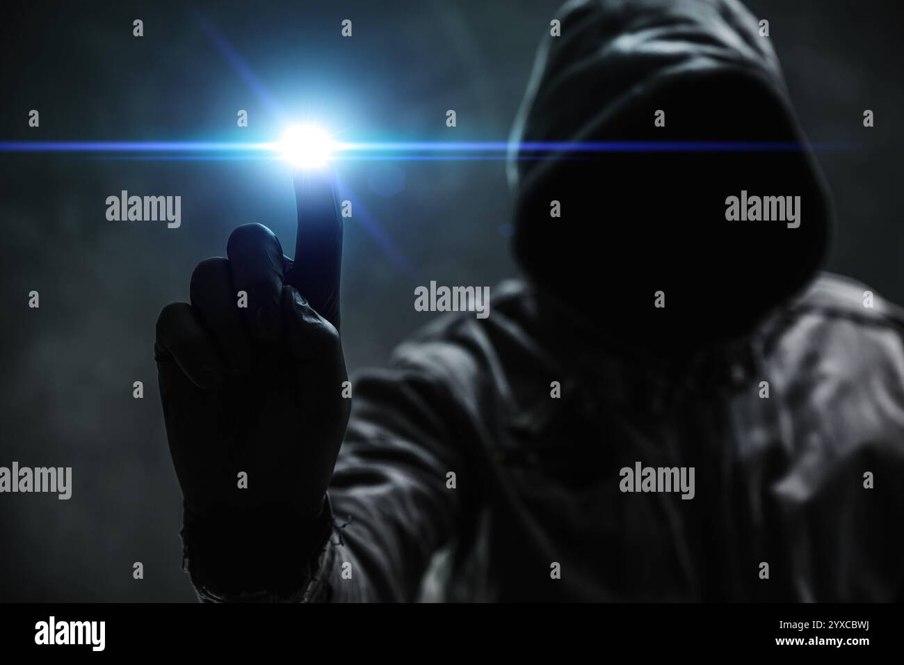 Hacker informatico con cappuccio usando lo schermo virtuale. Concetto di hacking del database, virus informatici malware e sicurezza informatica. Messa a fuoco selettiva. Foto Stock