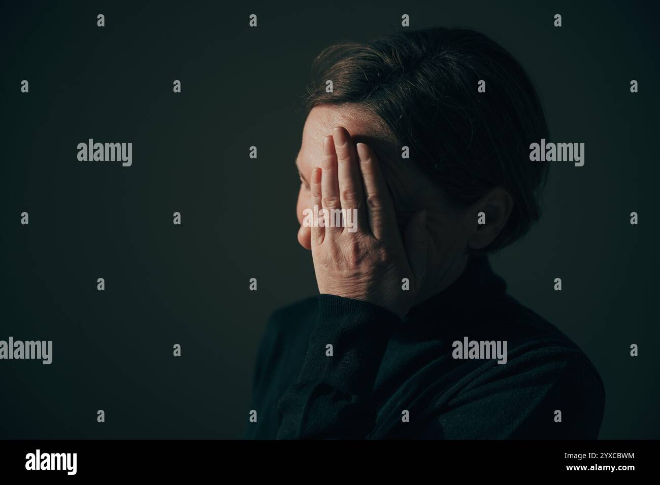 Ritratto di una donna adulta matura felice e allegra, immagine della testa senza ritocchi di una donna autentica con una pelle vera, messa a fuoco selettiva Foto Stock