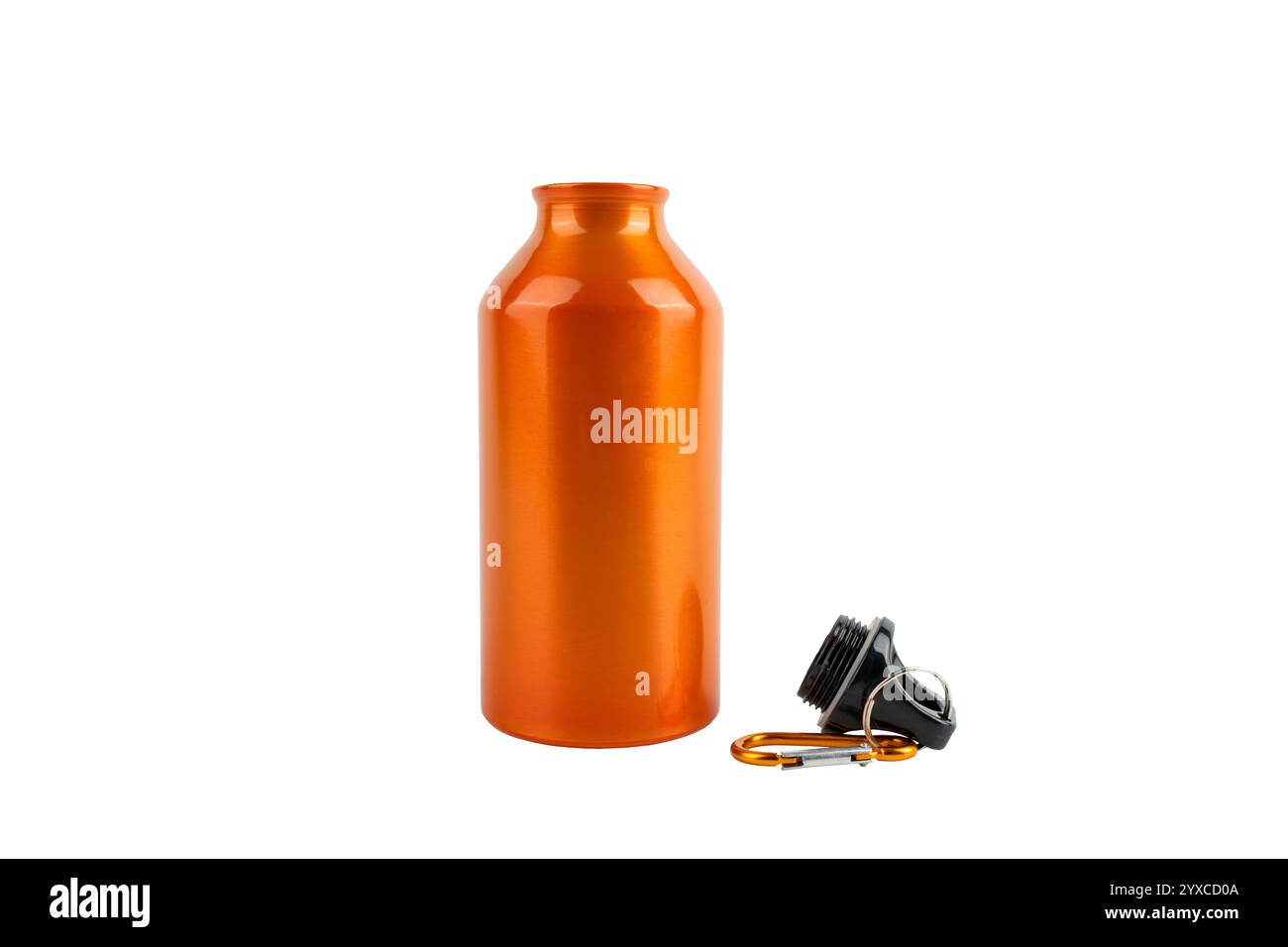 Una grande bottiglia d'acqua arancione con una clip argentata sulla parte superiore. La bottiglia è seduta su uno sfondo bianco Foto Stock