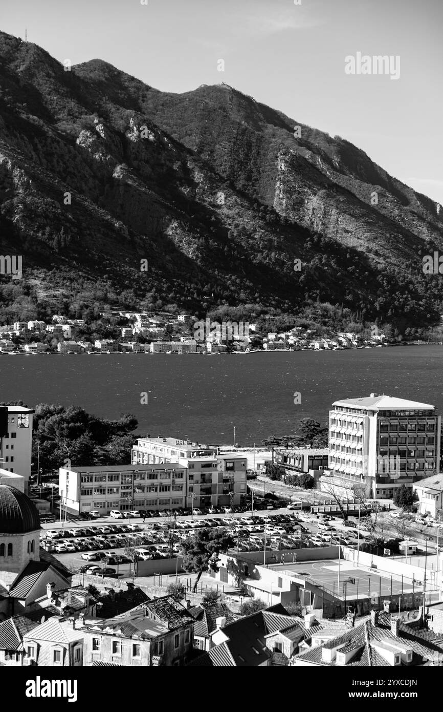 Cattaro, Montenegro - 14 febbraio 2024: Vista costiera in una giornata invernale di sole sulla baia di Cattaro dalla fortezza medievale in cima alla collina, sulla costa adriatica di Montene Foto Stock