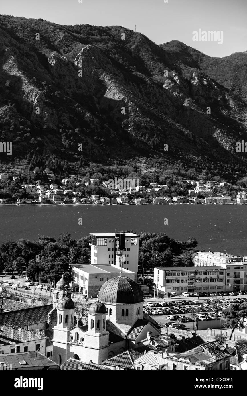 Cattaro, Montenegro - 14 febbraio 2024: Vista costiera in una giornata invernale di sole sulla baia di Cattaro dalla fortezza medievale in cima alla collina, sulla costa adriatica di Montene Foto Stock