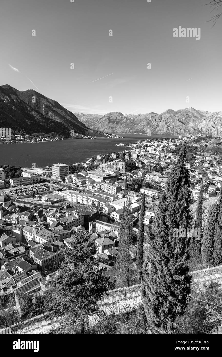 Cattaro, Montenegro - 14 febbraio 2024: Vista costiera in una giornata invernale di sole sulla baia di Cattaro dalla fortezza medievale in cima alla collina, sulla costa adriatica di Montene Foto Stock