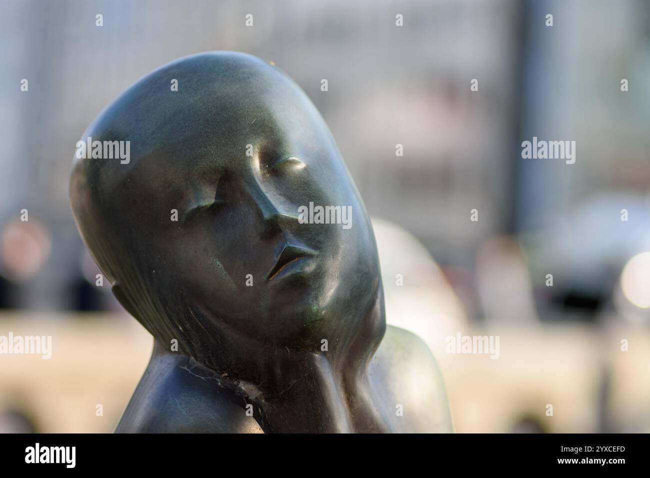 Scultura artistica in bronzo su Midosuji avenue nel centro di Osaka, Giappone, il 7 dicembre 2017 Foto Stock