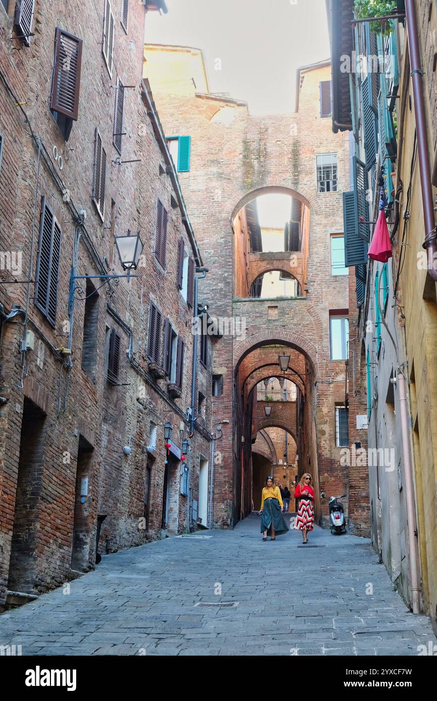 Vista di un vicolo panoramico nel centro di Siena Foto Stock