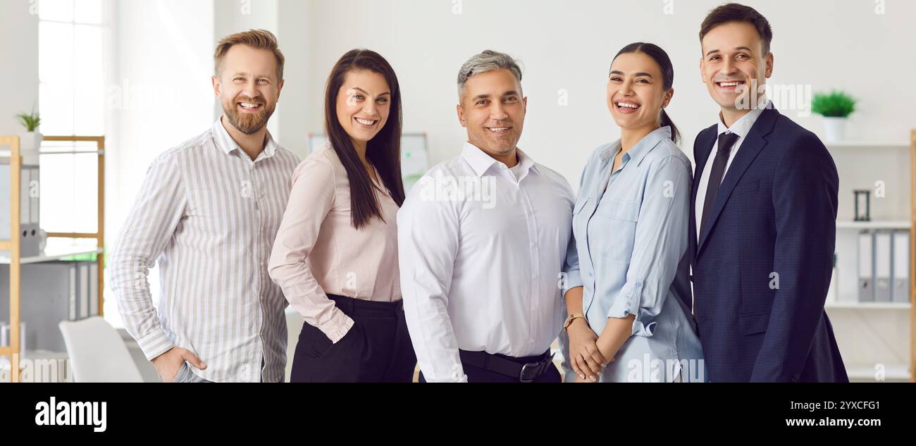 Ritratto di gruppo di Happy diverse Business Team che lavorano insieme in ufficio Foto Stock