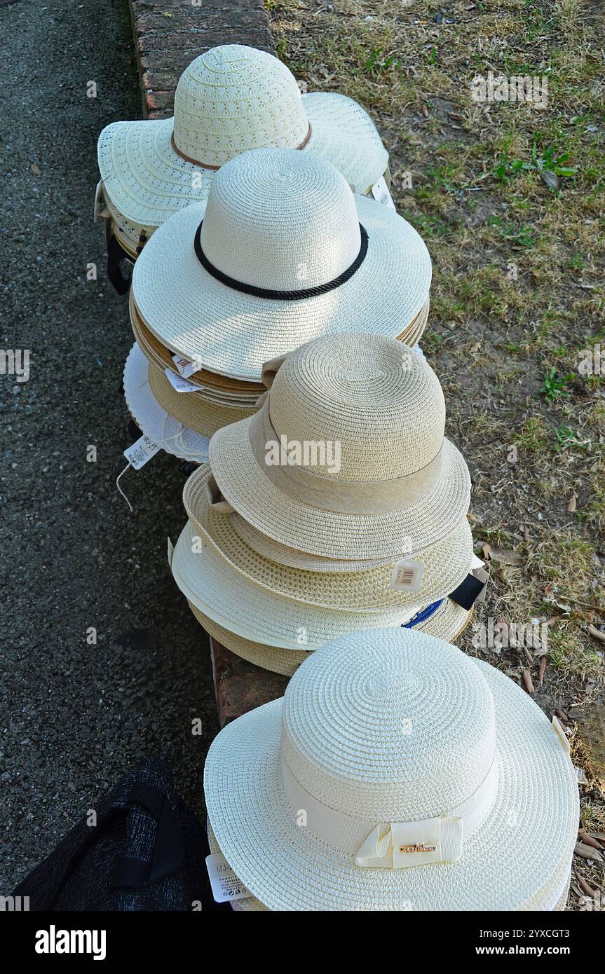 Cappelli estivi stagionali in un piccolo negozio di strada. 13 luglio 2024, Venezia, Italia. Foto editoriale Foto Stock