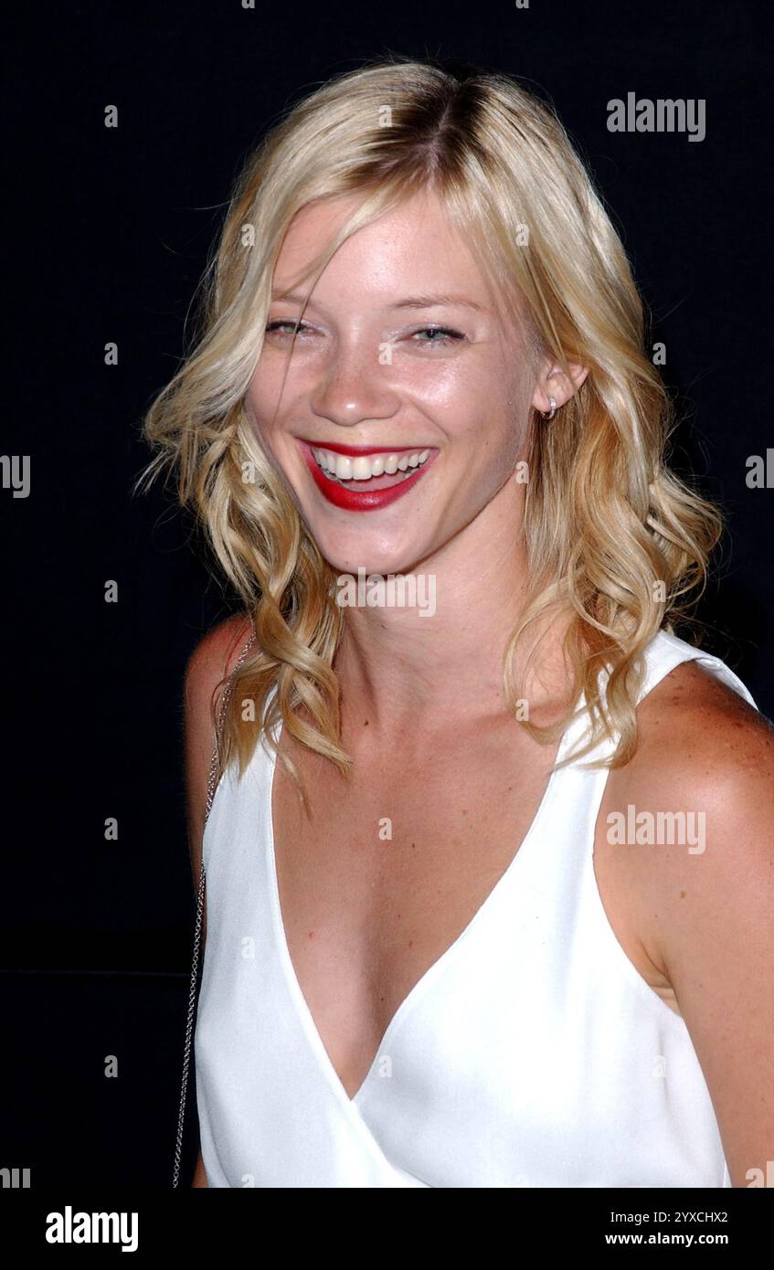 BEVERLY HILLS, CA, Stati Uniti: Amy Smart partecipa agli onori di Giorgio Armani riceve il primo premio "Rodeo Drive Walk of Style" su Rodeo Drive a Beverly Hills, California, il 9 settembre 2003. © Lee Roth / Roth Stock Celebrity Archives Foto Stock