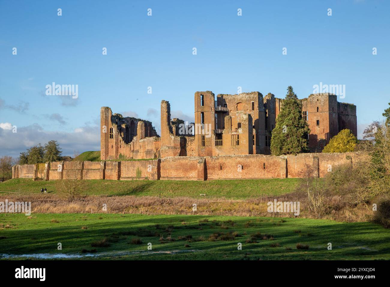 I resti del castello di Kenilworth nel Warwickshire, costruito dopo la conquista normanna nel 1066 fino al periodo Tudor, l'ex casa di Robert Dudley. Foto Stock