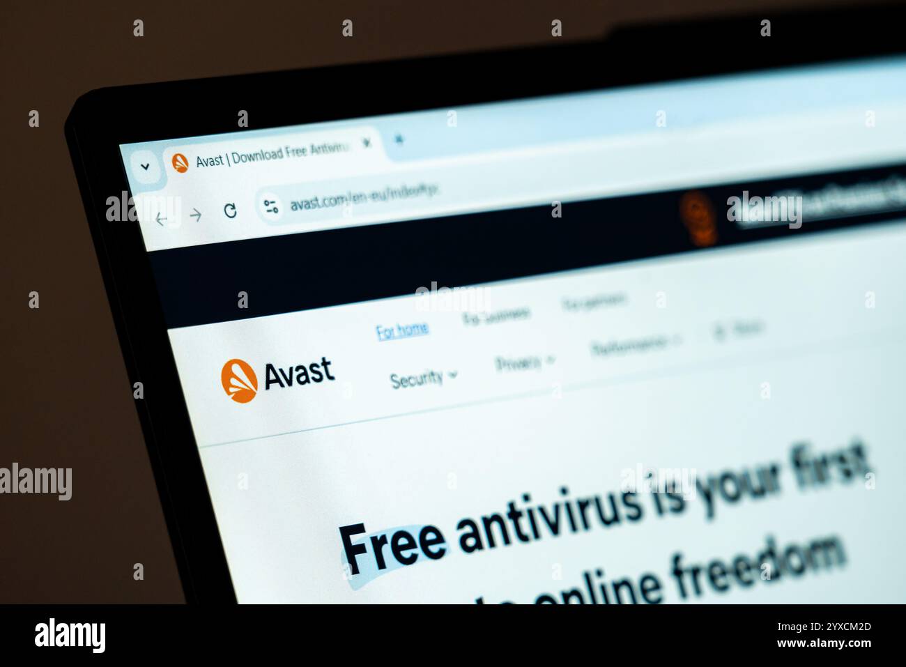 New York, USA - 15 dicembre 2024: Homepage del sito Web Avast visualizzata sullo schermo del computer con il logo aziendale. Piattaforma online per software antivirus e. Foto Stock