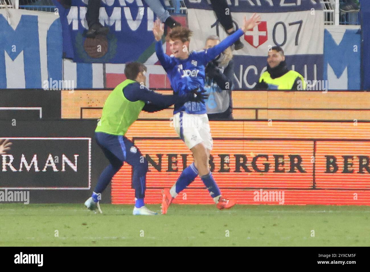 Como, Italia. 15 dicembre 2024. Como'sComo 1907's Nico Pazcelebra durante la partita di calcio di serie A Enilive 2024/2025 tra Como e Roma allo stadio Giuseppe Sinigaglia di Como - domenica 15 dicembre 2024. Sport - calcio. (Foto di Antonio Saia/LaPresse) credito: LaPresse/Alamy Live News Foto Stock