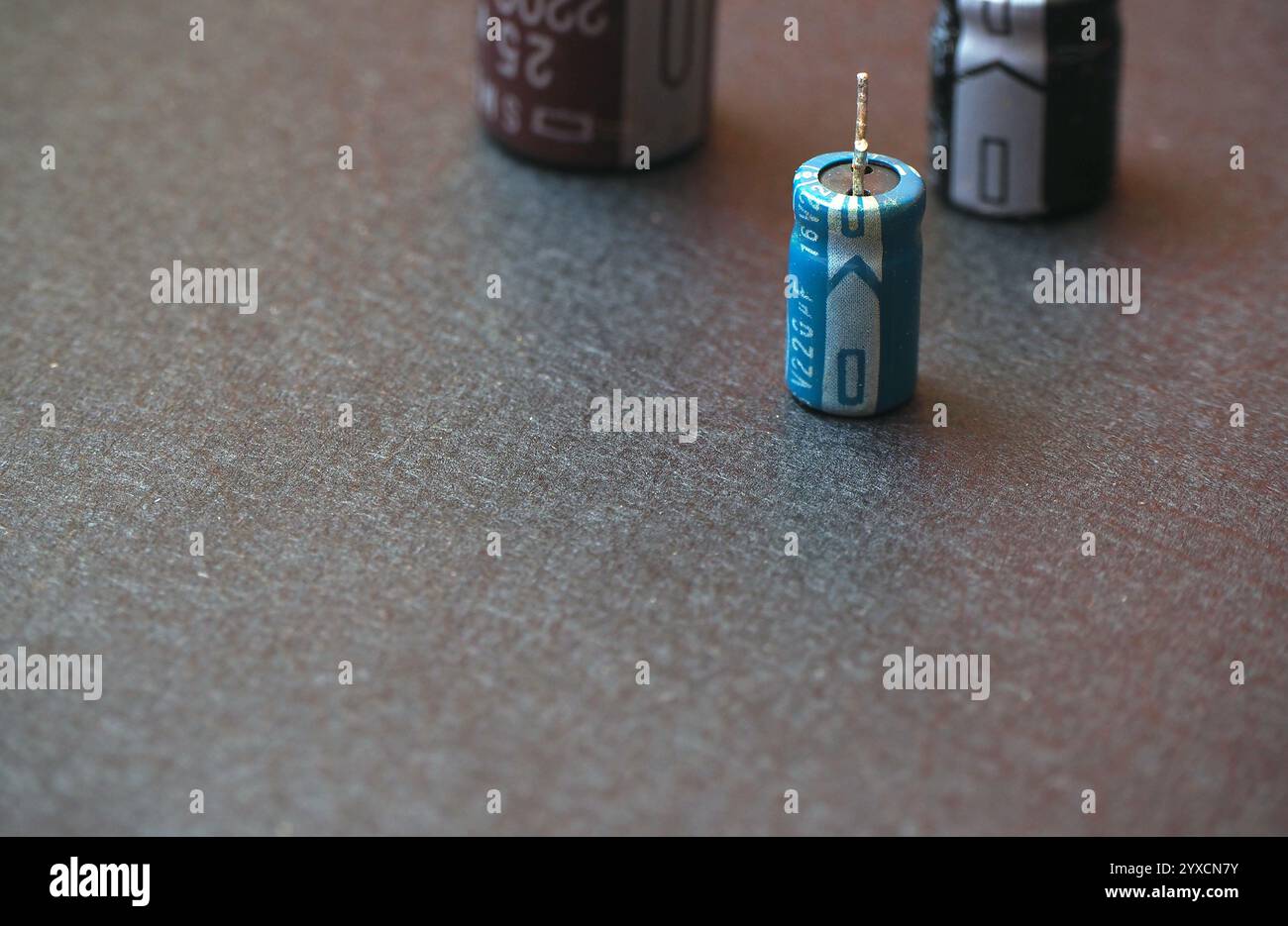 Condensatori elettrolitici a foro passante su un nero con spazio di testo. Foto Stock
