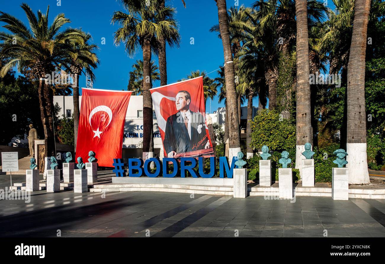Un monumento al successo scientifico femminile, accanto alla bandiera di Turchia e un grande cartello per Bodrum. Turkiye Foto Stock