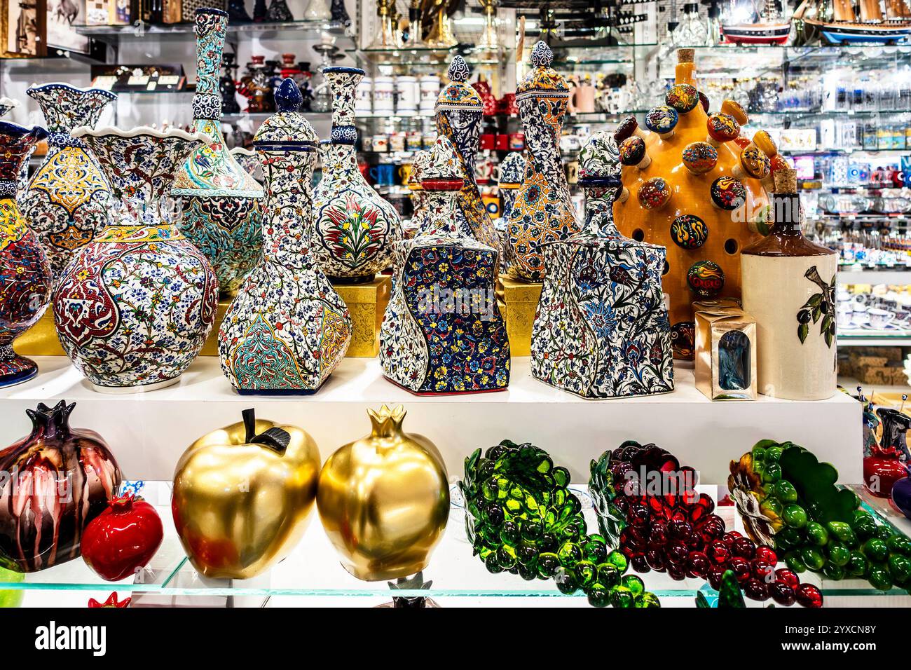 Una collezione di ceramiche e oggetti decorativi splendidamente lavorati mostra disegni intricati e colori vivaci in un negozio di articoli da regalo a Bodrum, Turkiye Foto Stock