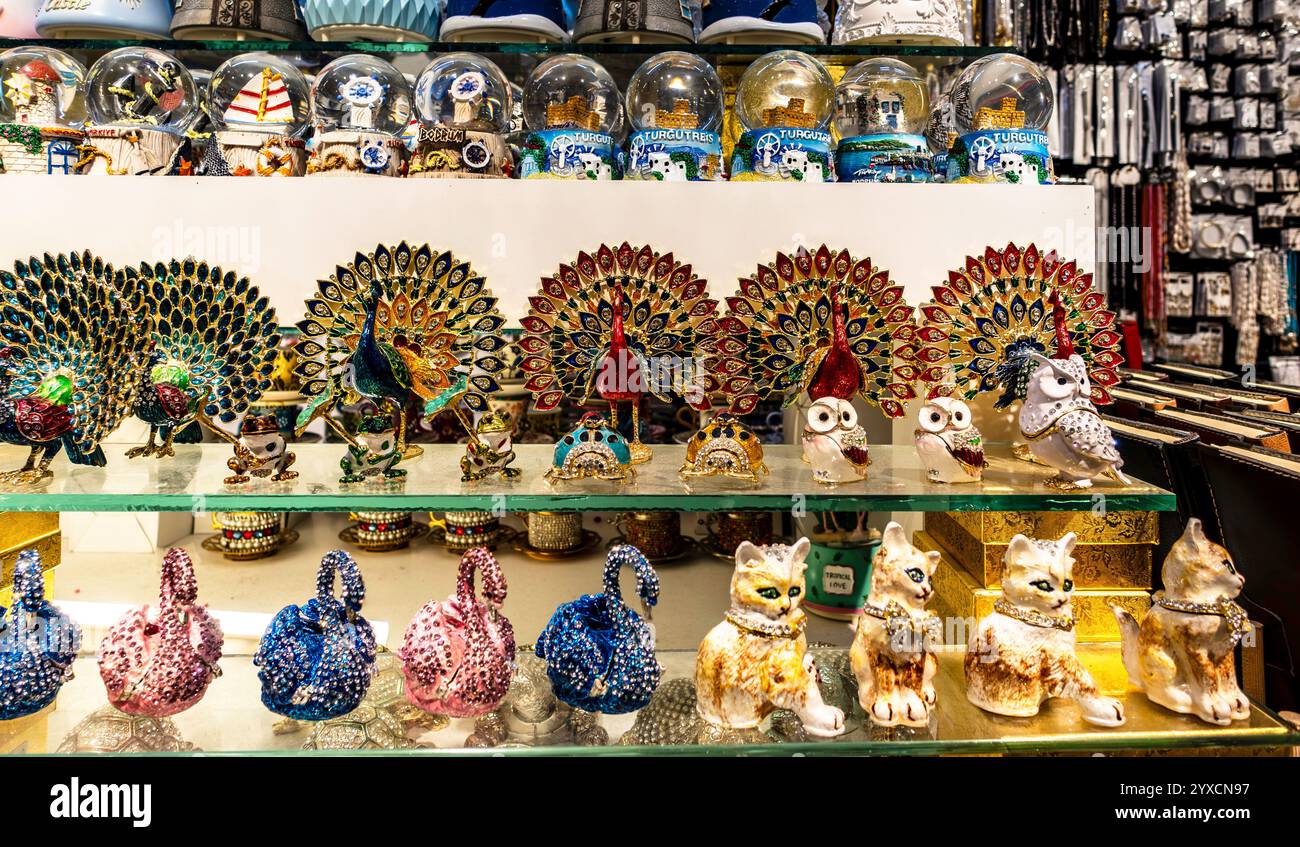 Una collezione di ceramiche e oggetti decorativi splendidamente lavorati mostra disegni intricati e colori vivaci in un negozio di articoli da regalo a Bodrum, Turkiye Foto Stock