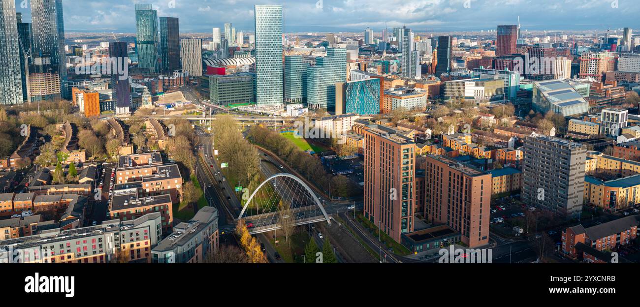Immagine aerea panoramica dello skyline di Manchester su Princess Rd a Hulme. Foto Stock