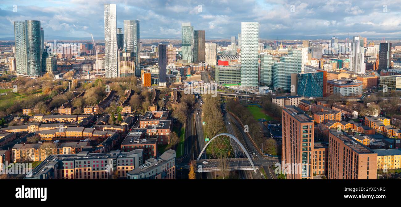Immagine aerea panoramica dello skyline di Manchester su Princess Rd a Hulme. Foto Stock