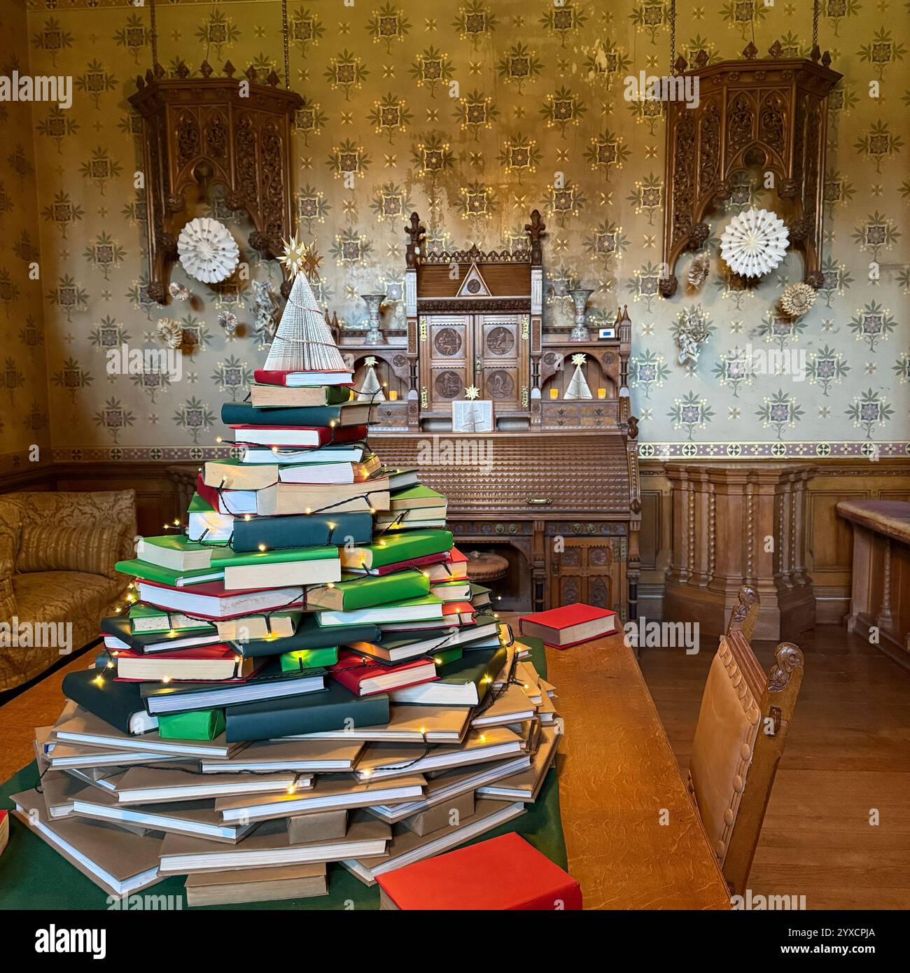 Vetrate colorate nella cappella del Tyntesfield National Trust Foto Stock
