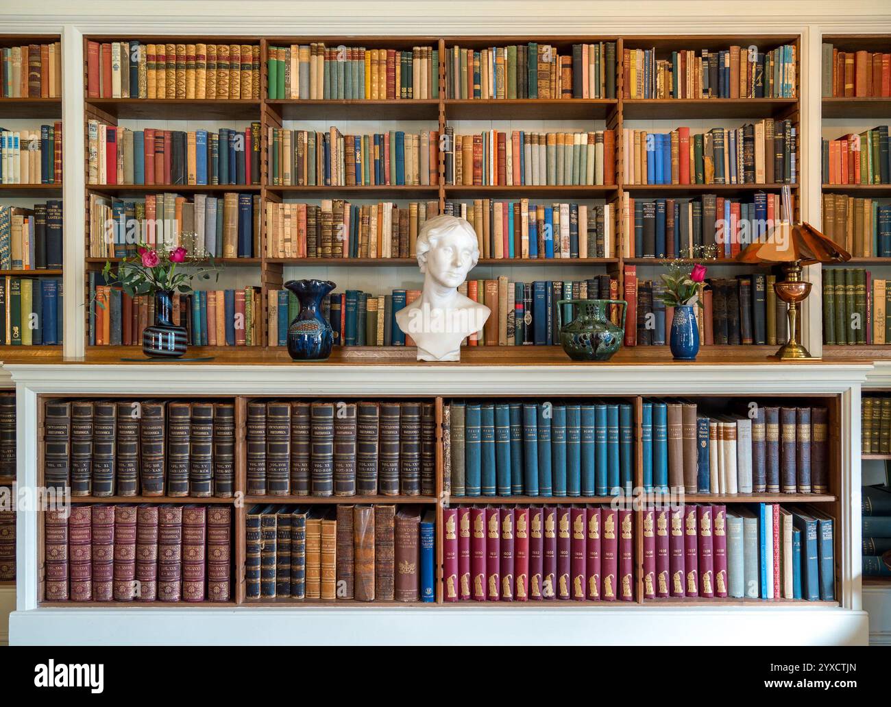 Scaffali pieni di libri nella "Morning Room", Standen House, West Sussex, Inghilterra, Regno Unito Foto Stock