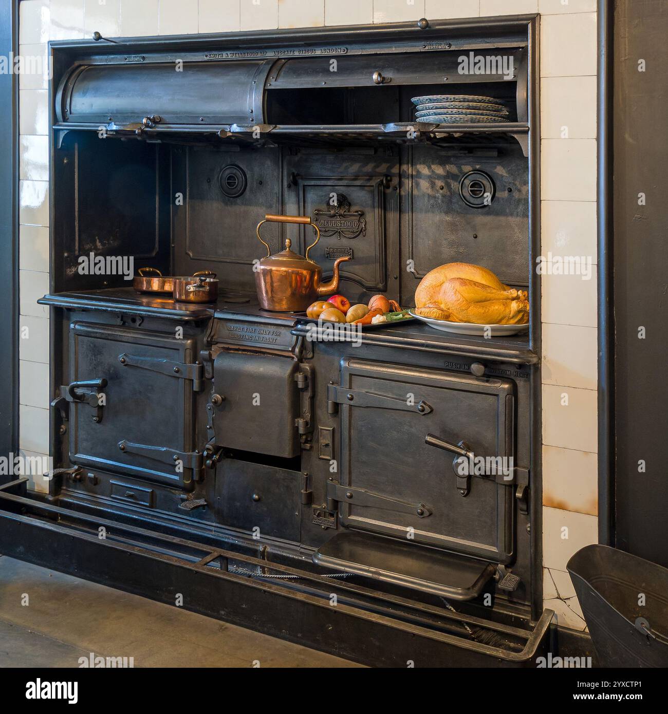 Ampia gamma di cucina vittoriana in ghisa Smith e Wellstood a Standen House Kitchen, West Sussex, Inghilterra, Regno Unito Foto Stock