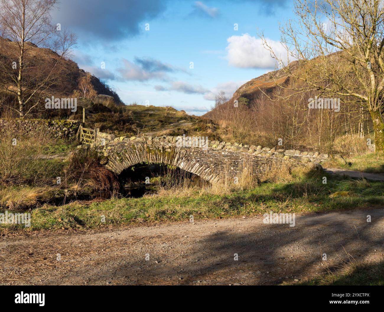 Vecchio ponte a cavallo a Watendlath nel Lake District inglese, Cumbria, Inghilterra, Regno Unito Foto Stock