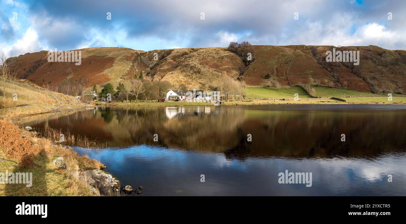 Watendlath Tarn e fattoria, Watendlath nel Lake District inglese, Cumbria, Inghilterra, Regno Unito Foto Stock