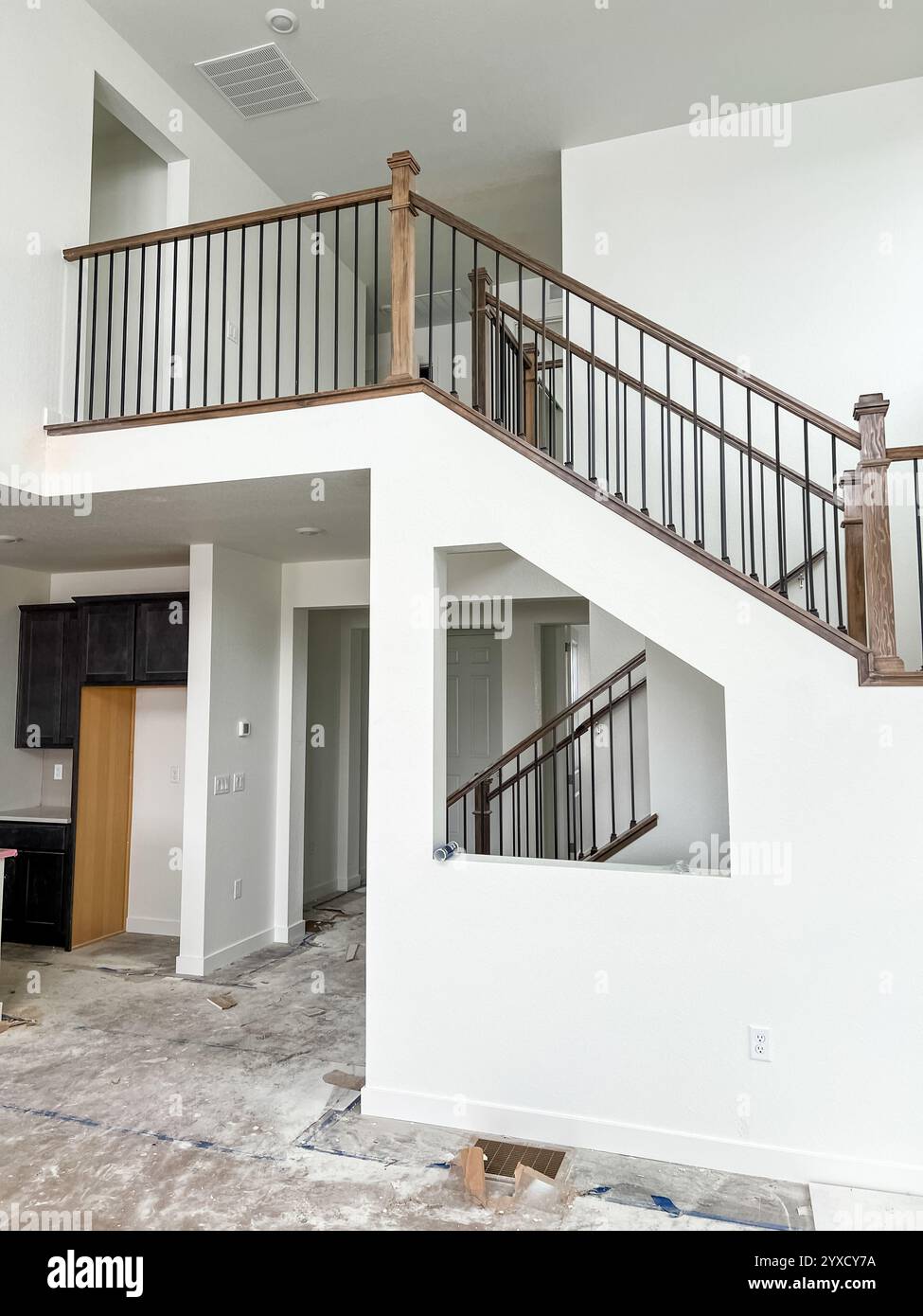 Scala e mansarda aperta in una nuova costruzione della casa incompiuta Foto Stock