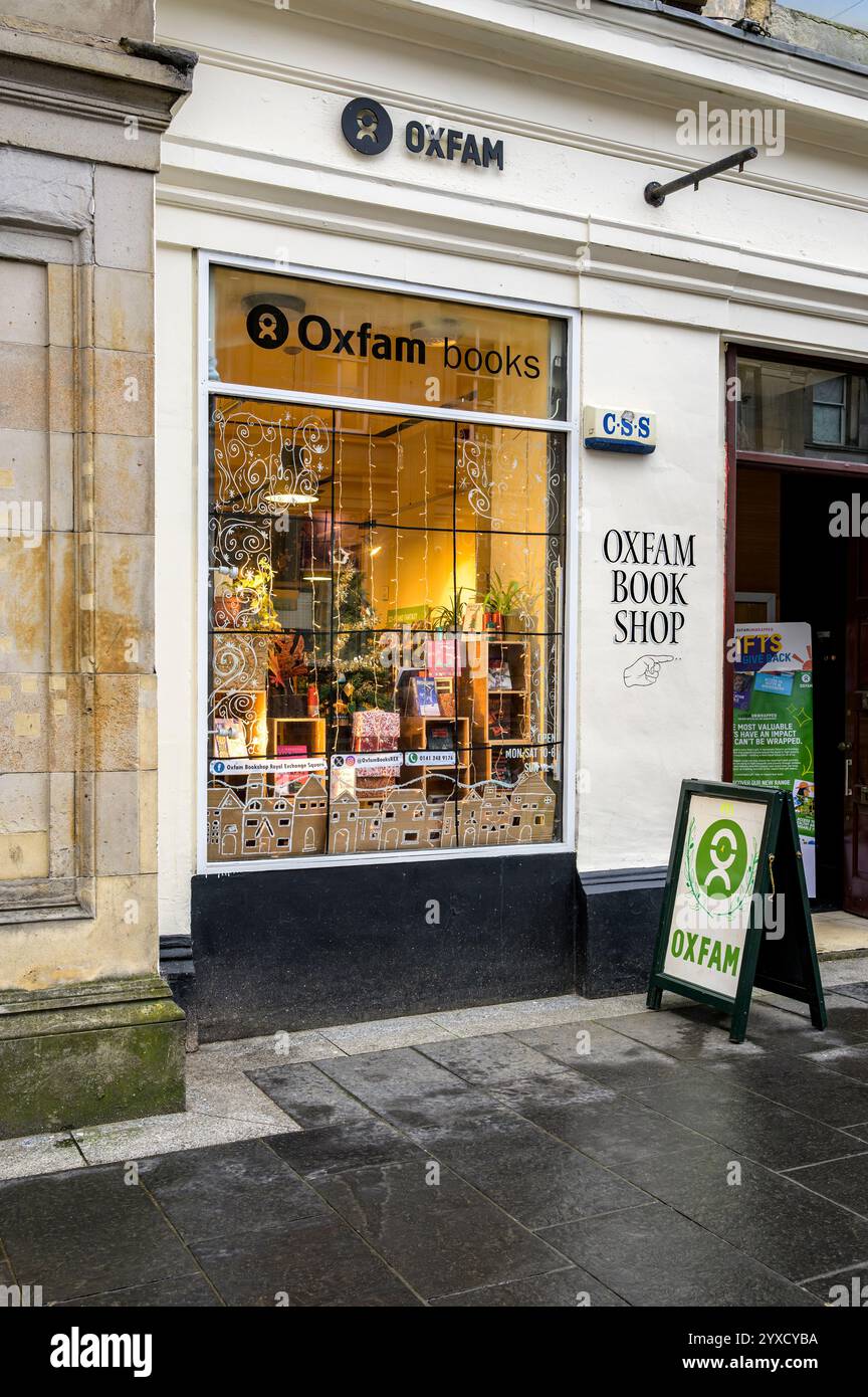 Vetrina Oxfam Book Shop a Christmas, Royal Exchange Square, Glasgow, Scozia, Regno Unito, Europa Foto Stock