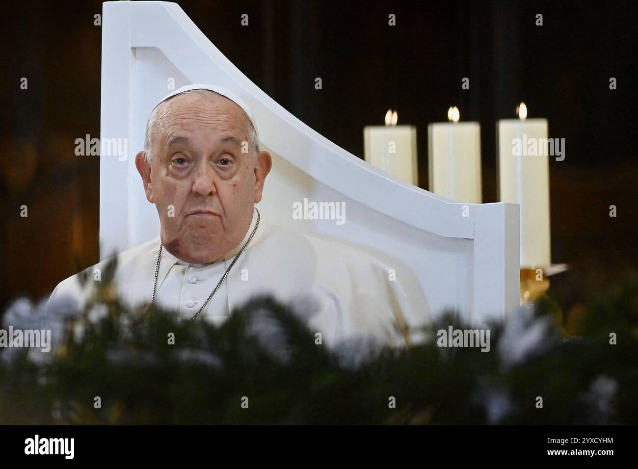 Papa Francesco alla Cattedrale di Santa Maria Assunta, dove è stato accolto da canzoni corse eseguite da artisti dell'isola prima di entrare nell'edificio per rivolgersi al clero intorno alla preghiera dell'Angelus ad Ajaccio, Corsica, Francia il 15 dicembre 2024. Foto di Franck Castel/ABACAPRESS. COM credito: Abaca Press/Alamy Live News Foto Stock