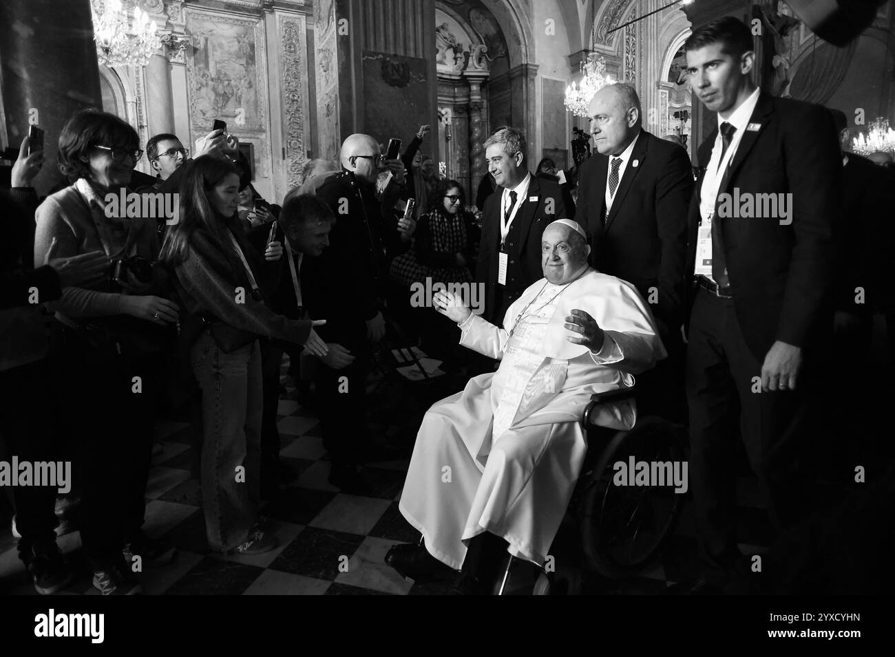 Papa Francesco alla Cattedrale di Santa Maria Assunta, dove è stato accolto da canzoni corse eseguite da artisti dell'isola prima di entrare nell'edificio per rivolgersi al clero intorno alla preghiera dell'Angelus ad Ajaccio, Corsica, Francia il 15 dicembre 2024. Foto di Franck Castel/ABACAPRESS. COM credito: Abaca Press/Alamy Live News Foto Stock