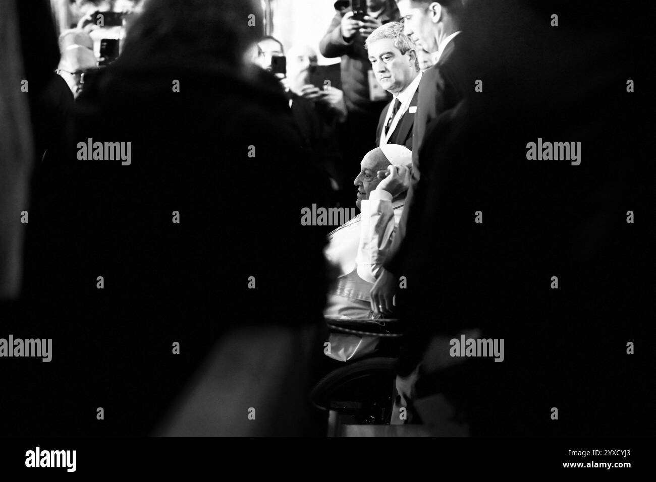 Papa Francesco alla Cattedrale di Santa Maria Assunta, dove è stato accolto da canzoni corse eseguite da artisti dell'isola prima di entrare nell'edificio per rivolgersi al clero intorno alla preghiera dell'Angelus ad Ajaccio, Corsica, Francia il 15 dicembre 2024. Foto di Franck Castel/ABACAPRESS. COM credito: Abaca Press/Alamy Live News Foto Stock