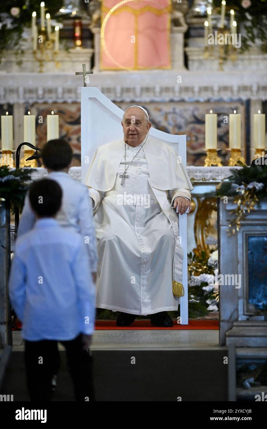 Papa Francesco alla Cattedrale di Santa Maria Assunta, dove è stato accolto da canzoni corse eseguite da artisti dell'isola prima di entrare nell'edificio per rivolgersi al clero intorno alla preghiera dell'Angelus ad Ajaccio, Corsica, Francia il 15 dicembre 2024. Foto di Franck Castel/ABACAPRESS. COM credito: Abaca Press/Alamy Live News Foto Stock