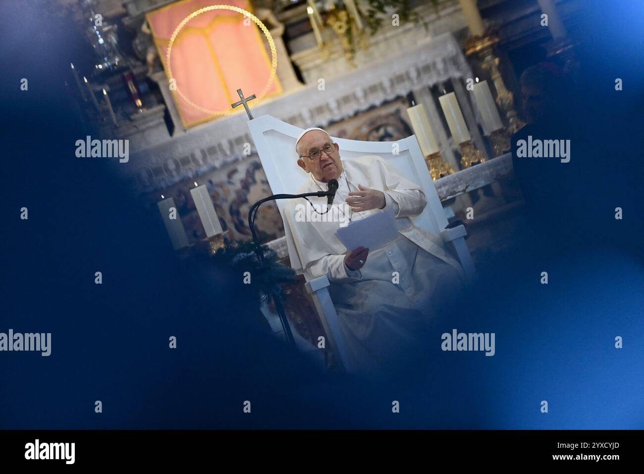 Papa Francesco alla Cattedrale di Santa Maria Assunta, dove è stato accolto da canzoni corse eseguite da artisti dell'isola prima di entrare nell'edificio per rivolgersi al clero intorno alla preghiera dell'Angelus ad Ajaccio, Corsica, Francia il 15 dicembre 2024. Foto di Franck Castel/ABACAPRESS. COM credito: Abaca Press/Alamy Live News Foto Stock