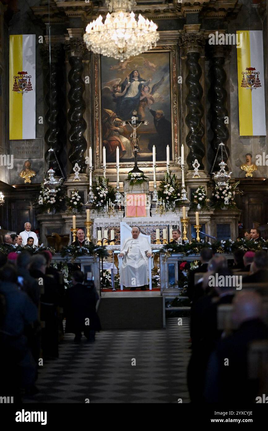 Papa Francesco alla Cattedrale di Santa Maria Assunta, dove è stato accolto da canzoni corse eseguite da artisti dell'isola prima di entrare nell'edificio per rivolgersi al clero intorno alla preghiera dell'Angelus ad Ajaccio, Corsica, Francia il 15 dicembre 2024. Foto di Franck Castel/ABACAPRESS. COM credito: Abaca Press/Alamy Live News Foto Stock