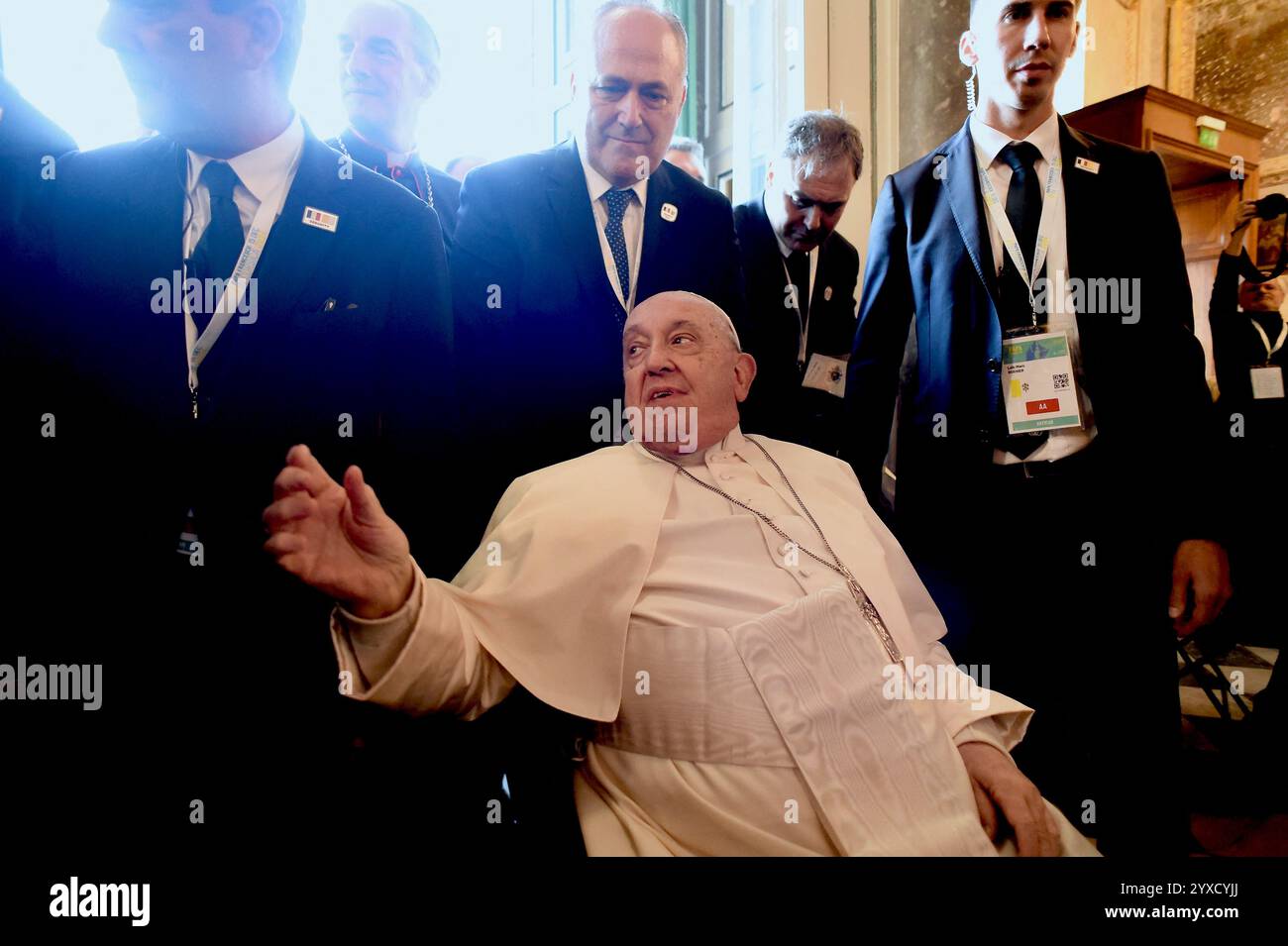 Papa Francesco alla Cattedrale di Santa Maria Assunta, dove è stato accolto da canzoni corse eseguite da artisti dell'isola prima di entrare nell'edificio per rivolgersi al clero intorno alla preghiera dell'Angelus ad Ajaccio, Corsica, Francia il 15 dicembre 2024. Foto di Franck Castel/ABACAPRESS. COM credito: Abaca Press/Alamy Live News Foto Stock