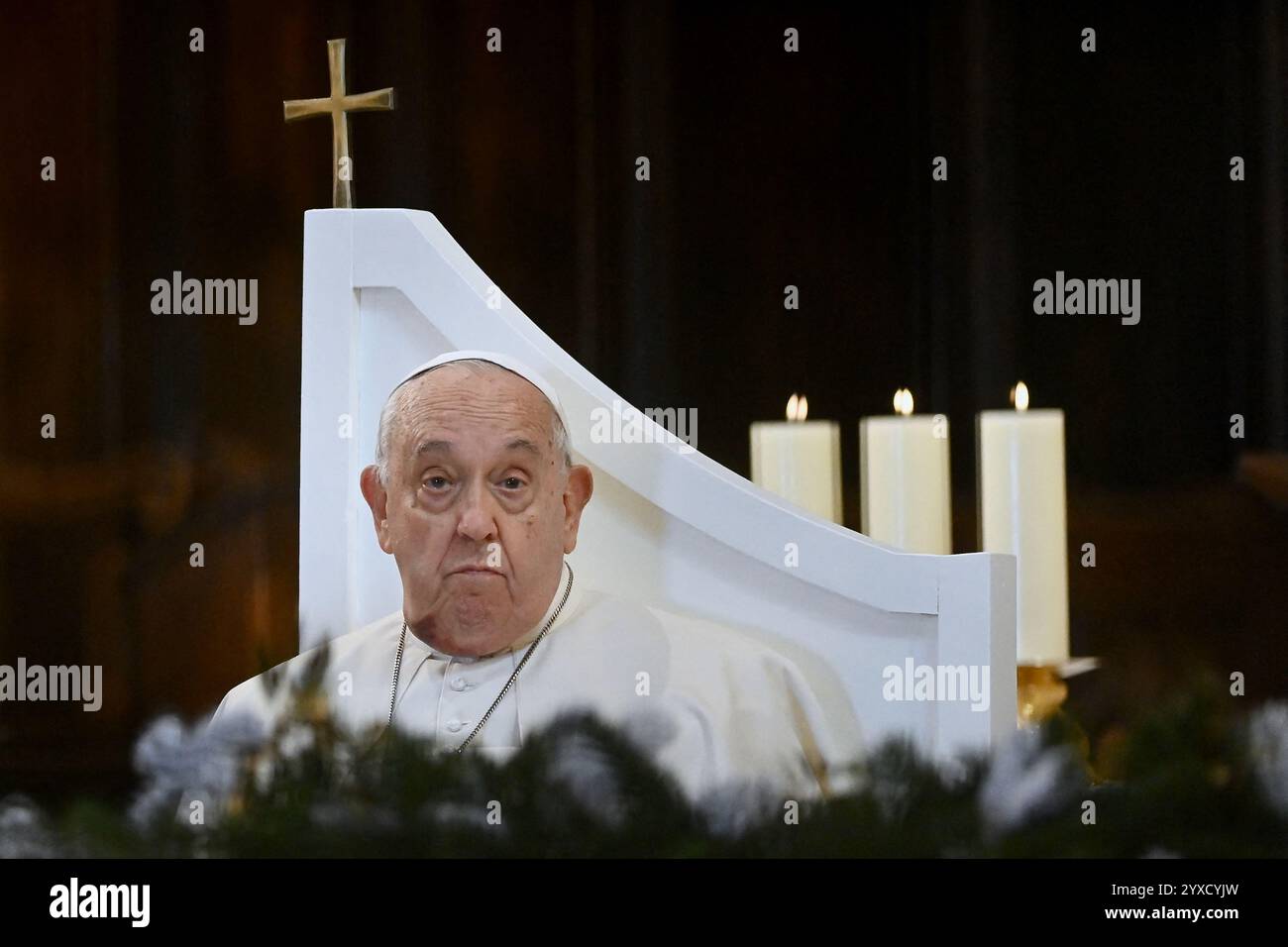 Papa Francesco alla Cattedrale di Santa Maria Assunta, dove è stato accolto da canzoni corse eseguite da artisti dell'isola prima di entrare nell'edificio per rivolgersi al clero intorno alla preghiera dell'Angelus ad Ajaccio, Corsica, Francia il 15 dicembre 2024. Foto di Franck Castel/ABACAPRESS. COM credito: Abaca Press/Alamy Live News Foto Stock