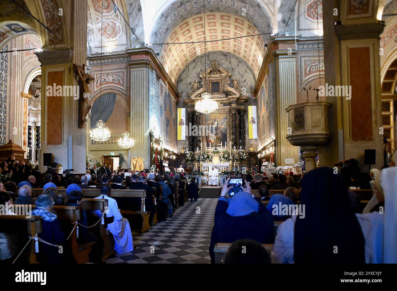Papa Francesco alla Cattedrale di Santa Maria Assunta, dove è stato accolto da canzoni corse eseguite da artisti dell'isola prima di entrare nell'edificio per rivolgersi al clero intorno alla preghiera dell'Angelus ad Ajaccio, Corsica, Francia il 15 dicembre 2024. Foto di Franck Castel/ABACAPRESS. COM credito: Abaca Press/Alamy Live News Foto Stock