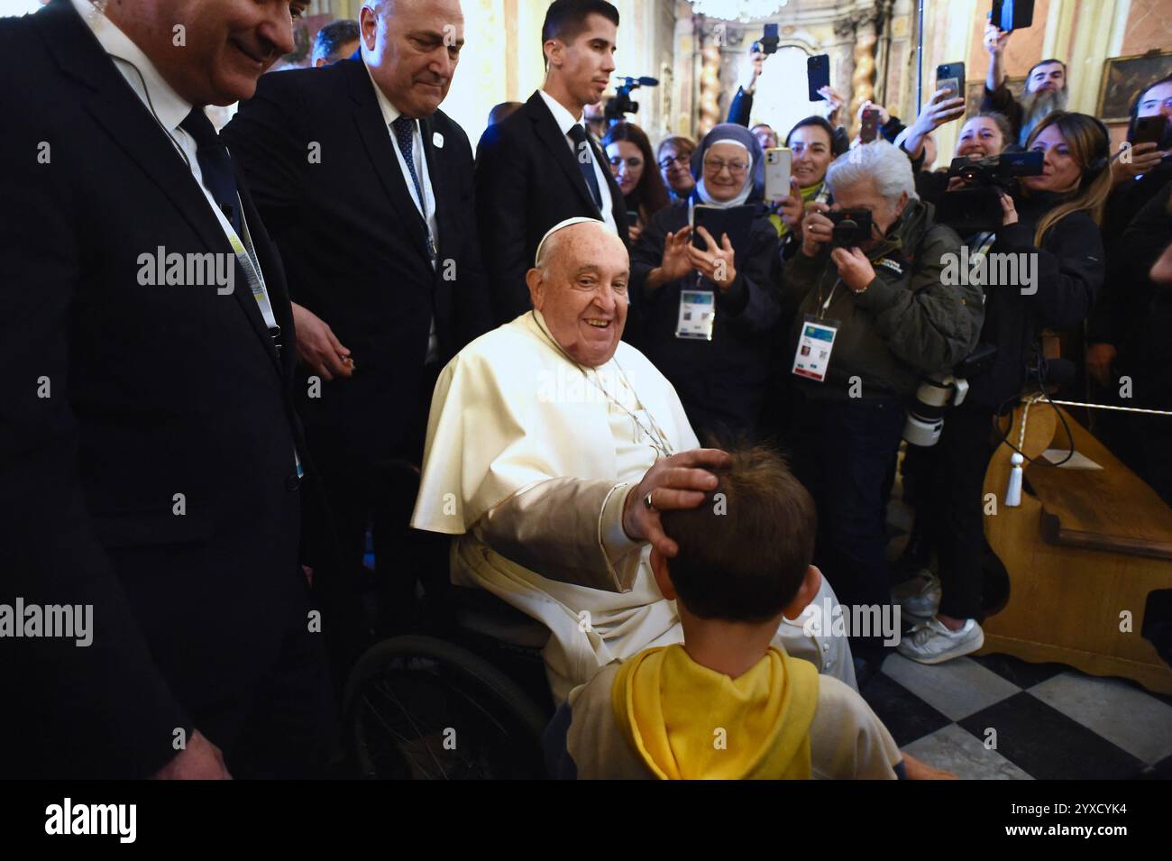 Papa Francesco alla Cattedrale di Santa Maria Assunta, dove è stato accolto da canzoni corse eseguite da artisti dell'isola prima di entrare nell'edificio per rivolgersi al clero intorno alla preghiera dell'Angelus ad Ajaccio, Corsica, Francia il 15 dicembre 2024. Foto di Franck Castel/ABACAPRESS. COM credito: Abaca Press/Alamy Live News Foto Stock