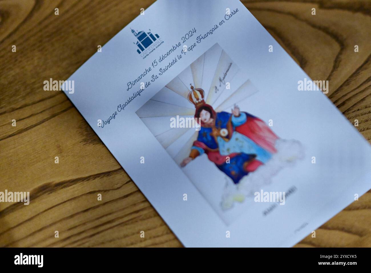 Sconosciuto. 15 dicembre 2024. Illustrazione di un libretto religioso presso la Cattedrale di Santa Maria Assunta durante la visita di Papa Francesco ad Ajaccio, Corsica, Francia, il 15 dicembre 2024. Foto di Franck Castel/ABACAPRESS. COM credito: Abaca Press/Alamy Live News Foto Stock