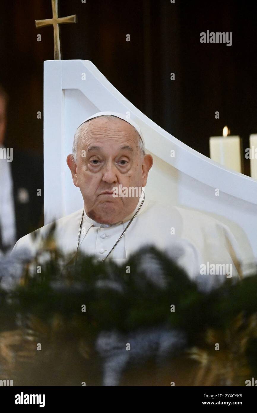 Papa Francesco alla Cattedrale di Santa Maria Assunta, dove è stato accolto da canzoni corse eseguite da artisti dell'isola prima di entrare nell'edificio per rivolgersi al clero intorno alla preghiera dell'Angelus ad Ajaccio, Corsica, Francia il 15 dicembre 2024. Foto di Franck Castel/ABACAPRESS. COM credito: Abaca Press/Alamy Live News Foto Stock