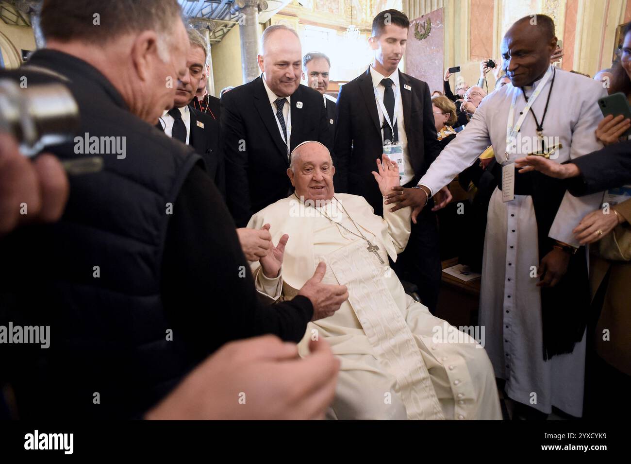 Papa Francesco alla Cattedrale di Santa Maria Assunta, dove è stato accolto da canzoni corse eseguite da artisti dell'isola prima di entrare nell'edificio per rivolgersi al clero intorno alla preghiera dell'Angelus ad Ajaccio, Corsica, Francia il 15 dicembre 2024. Foto di Franck Castel/ABACAPRESS. COM credito: Abaca Press/Alamy Live News Foto Stock