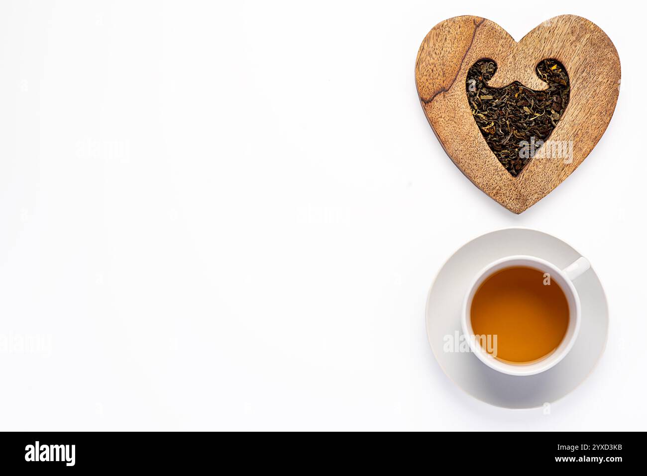Fotografia a vuoto di tè verde, tazza di tè al gelsomino, sana bevanda naturale, caffeina; cuore di legno Foto Stock
