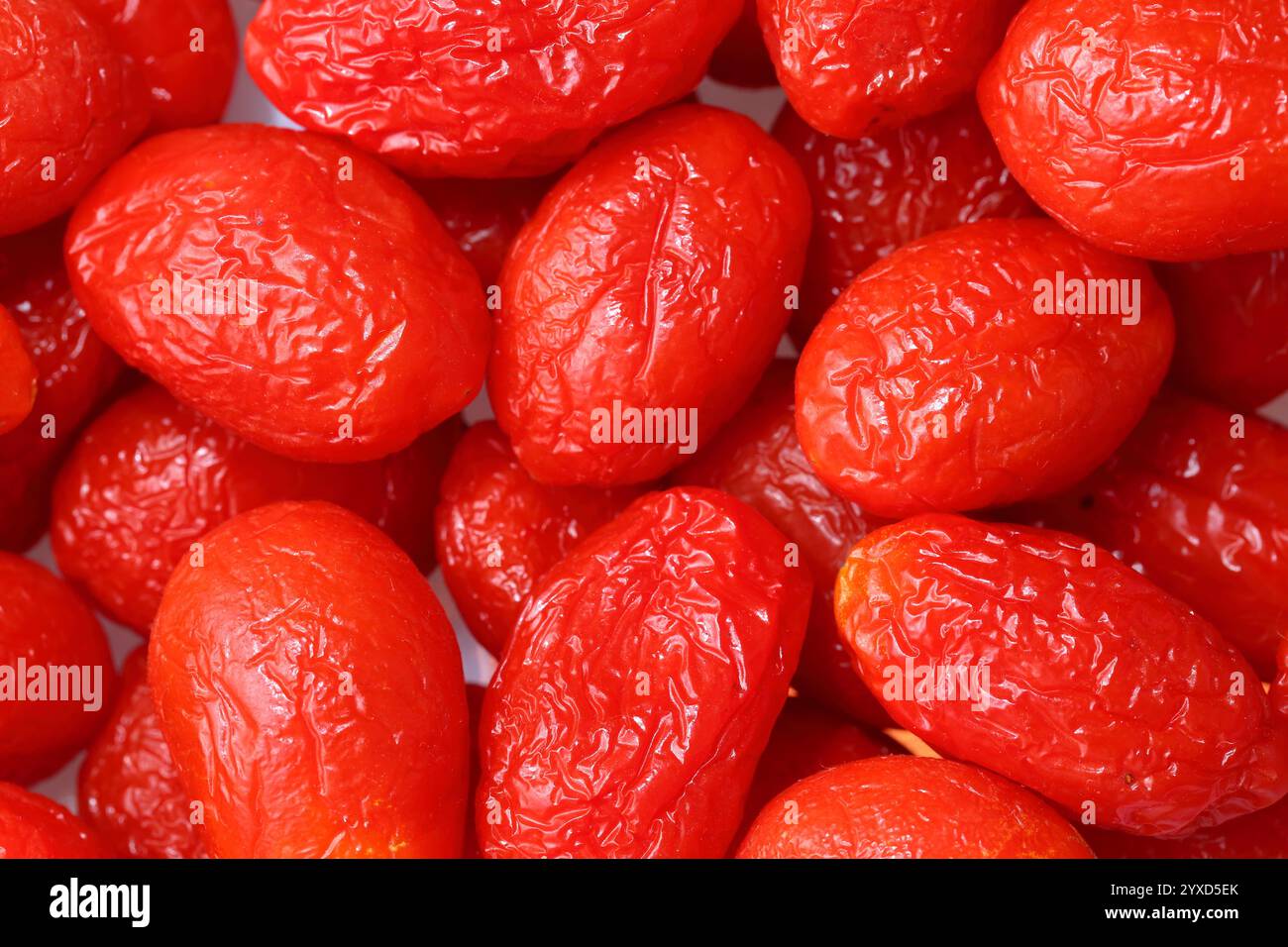 Pomodori spiegazzati: Una metafora naturale per la pelle invecchiata. Sfondo bianco. Foto Stock