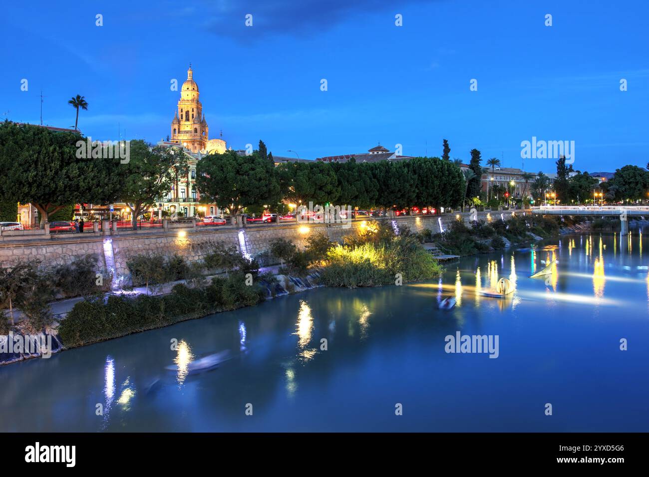 Scena notturna a Murcia, in Spagna, lungo il fiume Segura. Foto Stock
